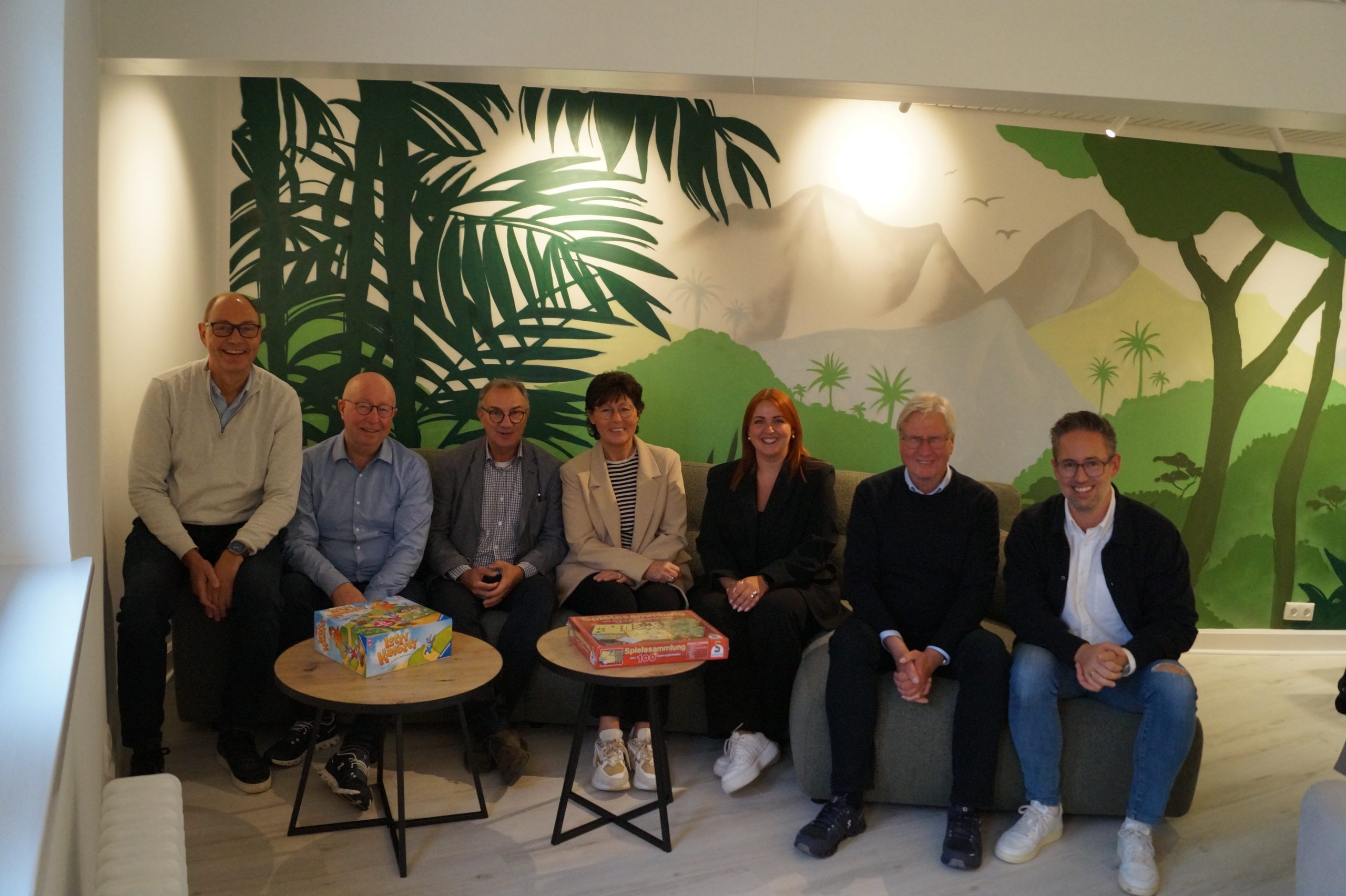 v.l. Hr. Liebig (Netzwerk), Hr. Peter (Laminatdepot), Hr. Huyeng (Stiftung Mary Ward), Fr. Schaffart (Laminatdepot), Fr. Schoffelke und Hr. Rehmann (Interliving Rehmann), Hr. Peter (Laminatdepot)